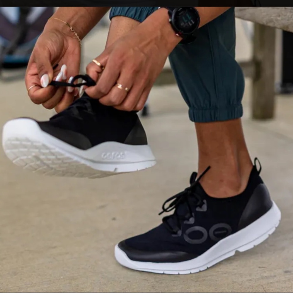 WOMEN'S OOFOS OOMG SPORT LS LOW SNEAKERS. MSRP $150. Size 7.5